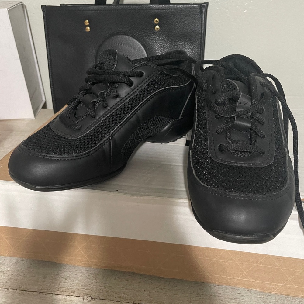 Women’s Jazz sneakers size 7 but fits size 6 best